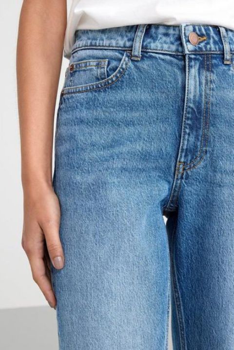 High-waisted jeans