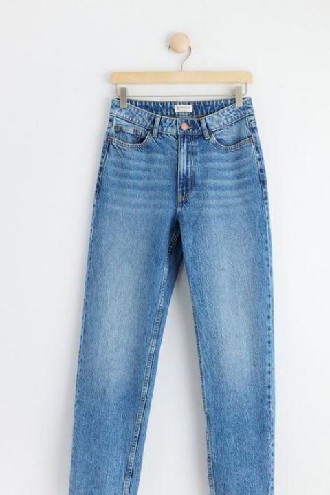 High-waisted jeans