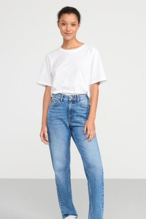 High-waisted jeans