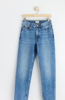 High-waisted jeans